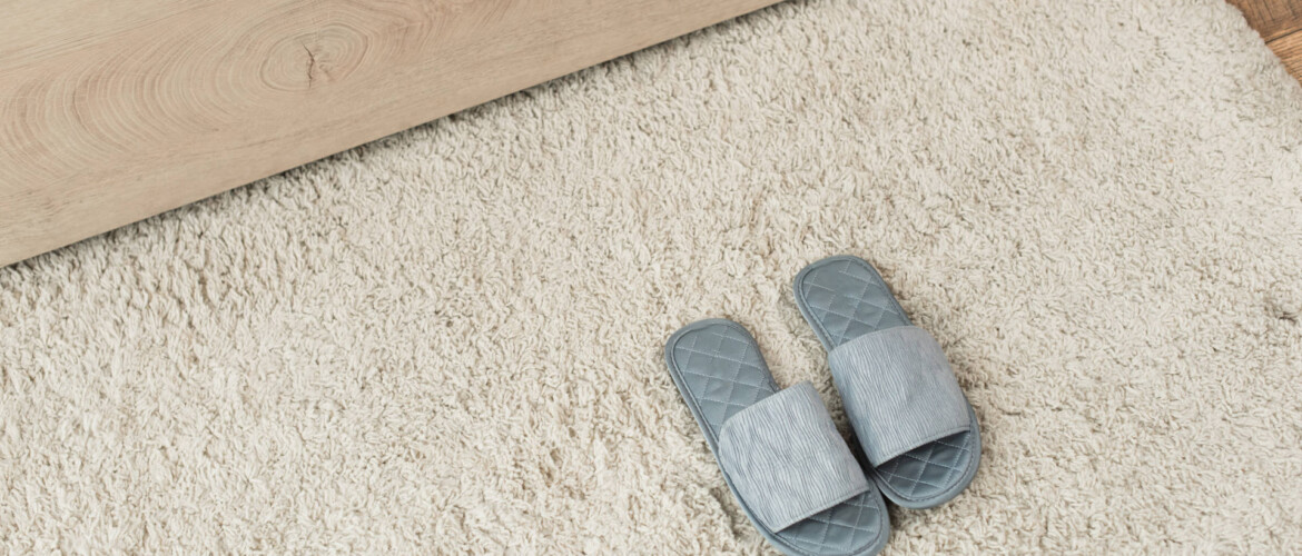 https://www.gregstoneflooring.co.uk/wp-content/uploads/2022/12/High-angle-view-of-grey-slippers-on-beige-carpet-Depositphotos_525122520_XL-1170x500.jpg